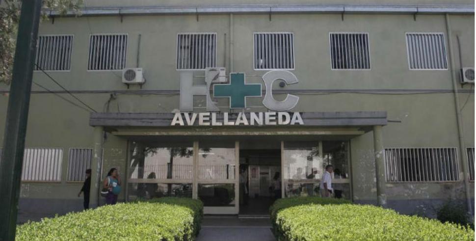 Un policía intentó evitar un asalto a una peluquería y terminó internado