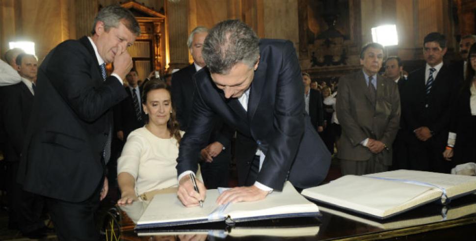 Macri firma tres nuevos DNU
