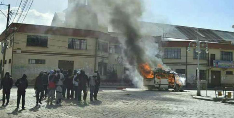 Incendiaron la casa y el auto de un alcalde en Bolivia
