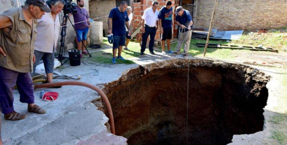 Desarmó la pelopincho y cayó en un pozo que se formó en el suelo; está internada