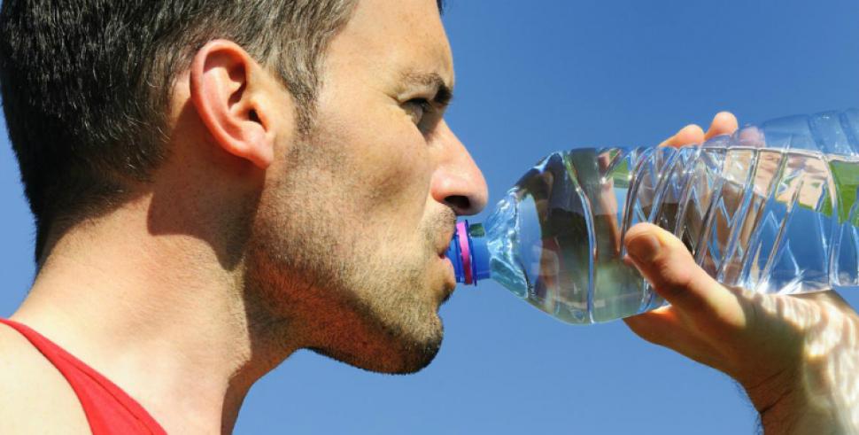 ¿Por qué la teoría de los ocho vasos de agua resultó ser una mentira?