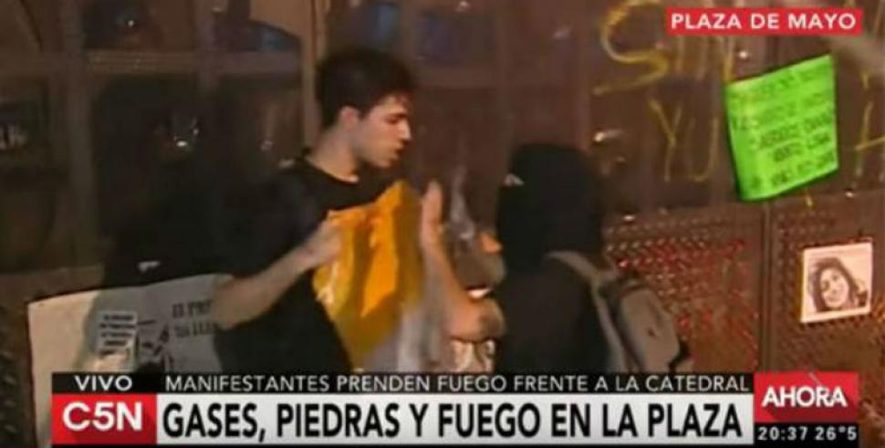 Un joven que provocó incidentes en la marcha del #8M es empleado de Patricia Bullrich