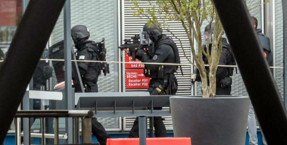 Francia: mataron a balazos a un hombre que le robó el arma a un militar en el aeropuerto
