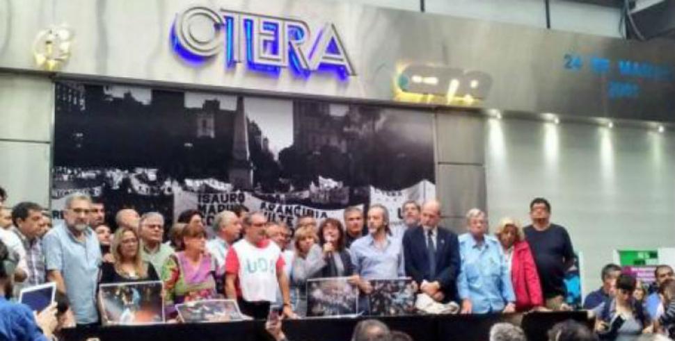 Escuelas públicas y privadas de todo el país van al paro en contra de la represión