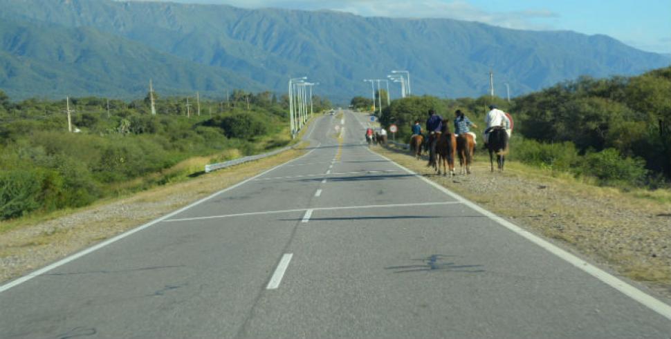 Recomiendan precaución en las rutas rumbo a Catamarca por la presencia de jinetes