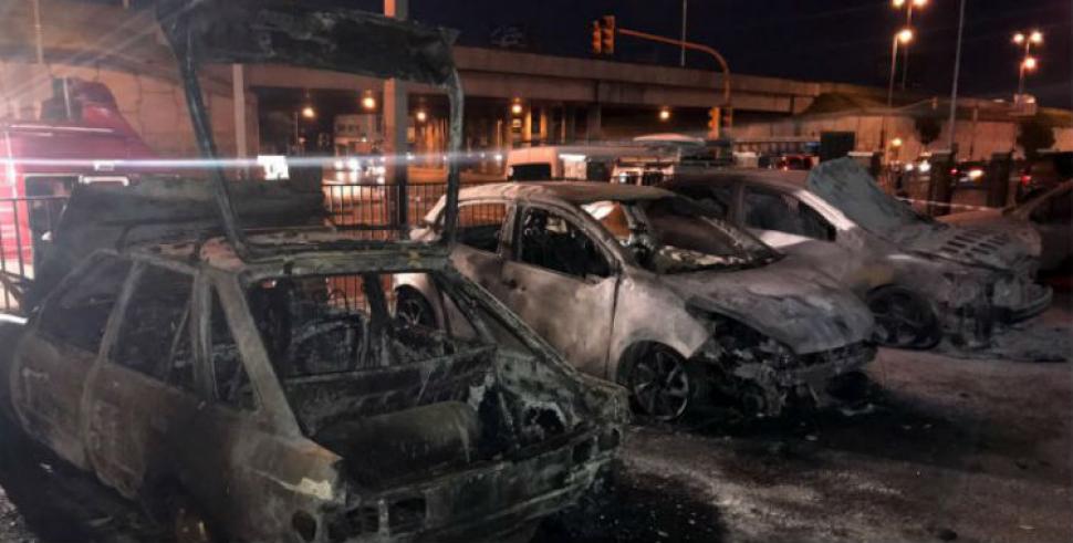 Cuatro autos se incendiaron afuera de un hospital en Buenos Aires