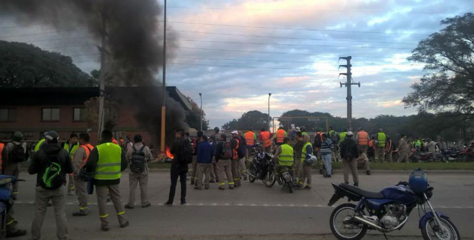 Los trabajadores de UATRE mantienen la protesta con varios piquetes