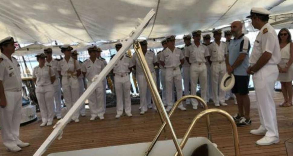 El embajador argentino recibió a la Fragata Libertad en bermudas en México