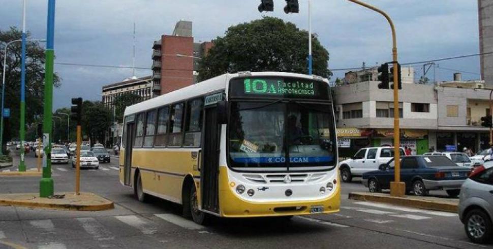 Analizan un posible paro de colectivos este martes en reclamo por un pago adicional