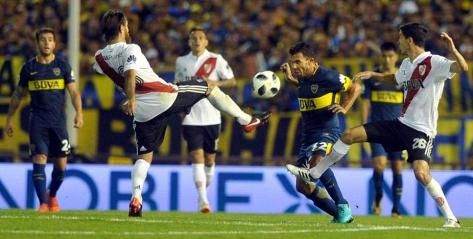 Se juega el Superclásico con cambios en los equipos y alerta meteorológica