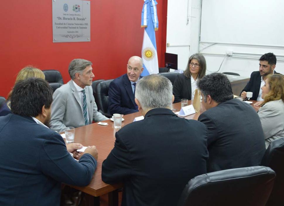 Ciencias Naturales recibió la visita del Embajador de Gran Bretaña
