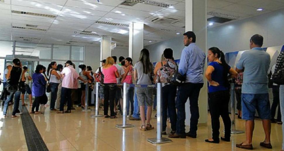 Desde un banco le pagarán 40 mil pesos a un cliente por hacerlo esperar