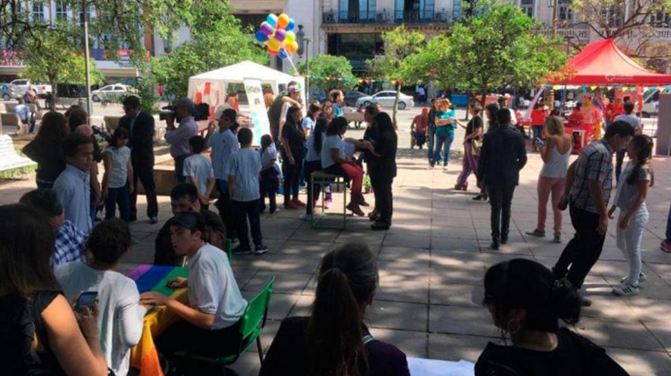 Les robaron un parlante durante un festejo en Plaza Independencia