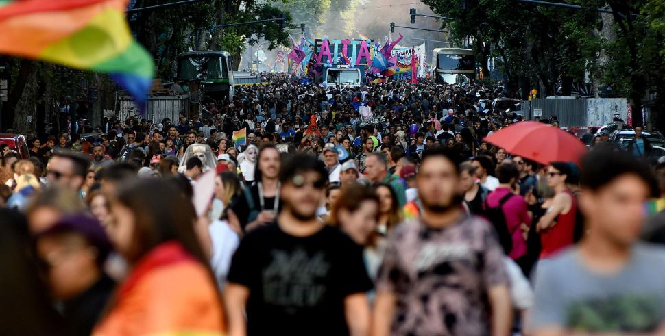 Un joven fue atacado a ladrillazos por ser gay y la policía no quiso recibirle la denuncia