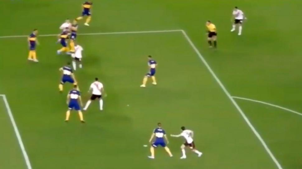 Ahora los hinchas de Boca reclaman mano de De La Cruz en la jugada previa al penal