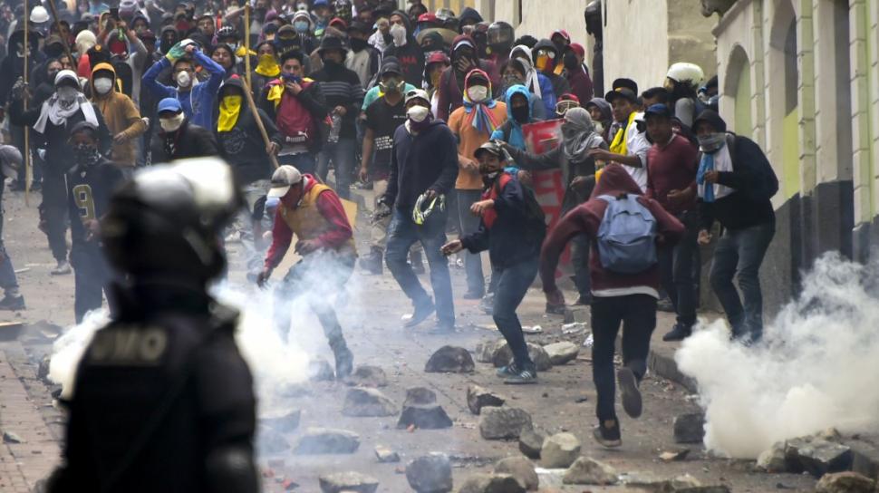El ejército de Ecuador se enfrenta con la policía para evitar la represión a manifestantes
