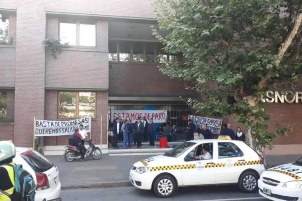 Empleados de Gasnor restringen la atención al público por demandas salariales