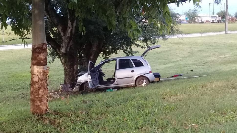 Mueren dos personas al estrellarse un auto contra un árbol en la diagonal a Tafí Viejo