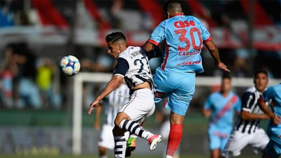 A lo Racing, Talleres le empató el partido a Arsenal con dos jugadores menos