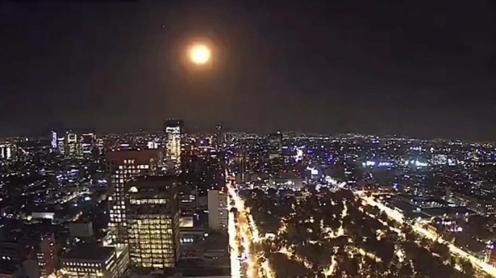 VIDEO - Sorpresa y miedo por una gigantesca bola de fuego sobre el cielo de México