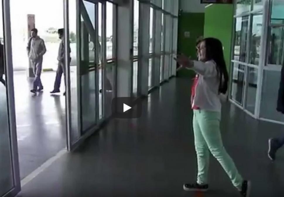VIDEO - El asombro de la puerta que se abre sola