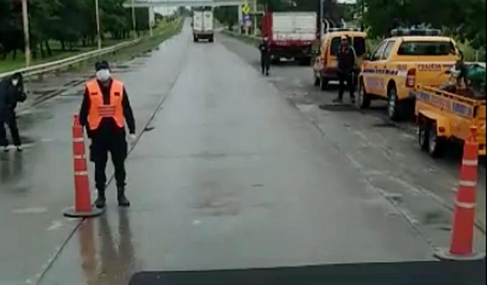 VIDEO - Me pone la piel de gallina, hermano: el emotivo diálogo entre un camionero y un policía