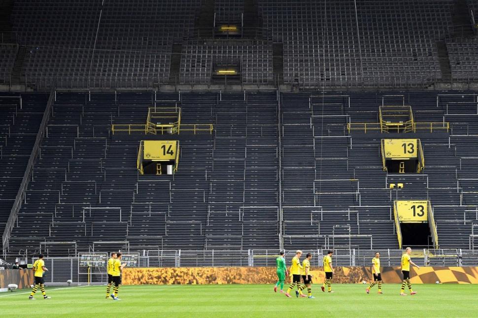 IMÁGENES: Hinchas de cartón, postales del fútbol que se viene