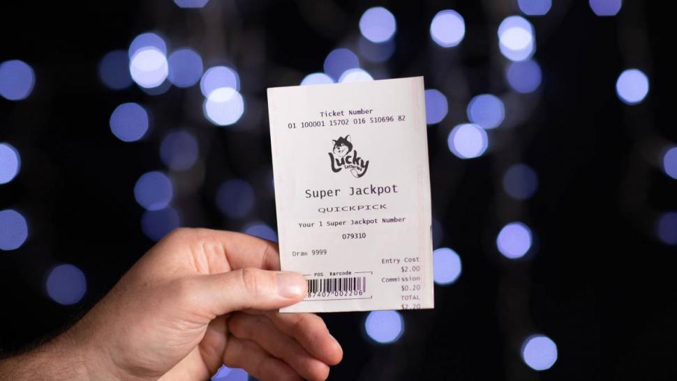 Lo retaron por gastar plata en la lotería y ganó un millón de dólares
