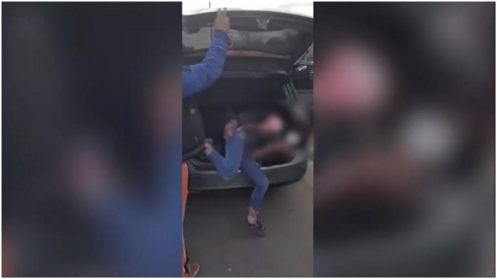 VIDEO: Detuvieron a una pareja que viajaba sin permiso y con sus hijos en el baúl del auto