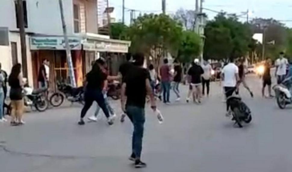 VIDEO Viralizaron videos de una salvaje pelea callejera entre jóvenes
