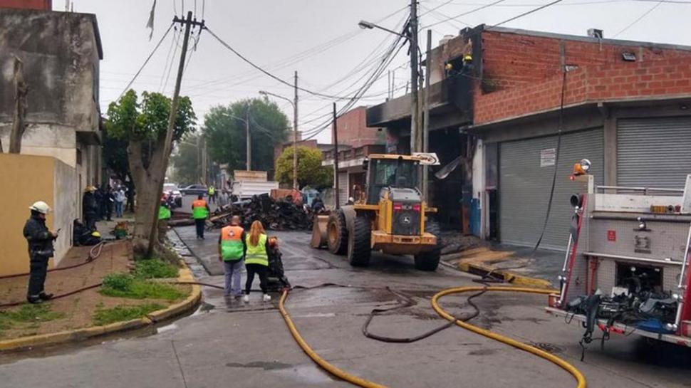 Trágico: Un incendio en una gomería provocó la muerte de un matrimonio y su hijo de 10 años