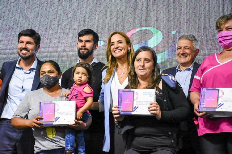 Enacom junto con Victoria Tolosa Paz repartieron 4mil tablets en La Plata