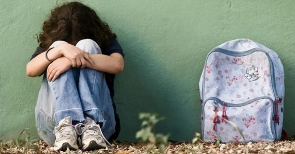 Amenazaron con violar y golpear a una compañera de escuela y sólo les darán una charla como castigo