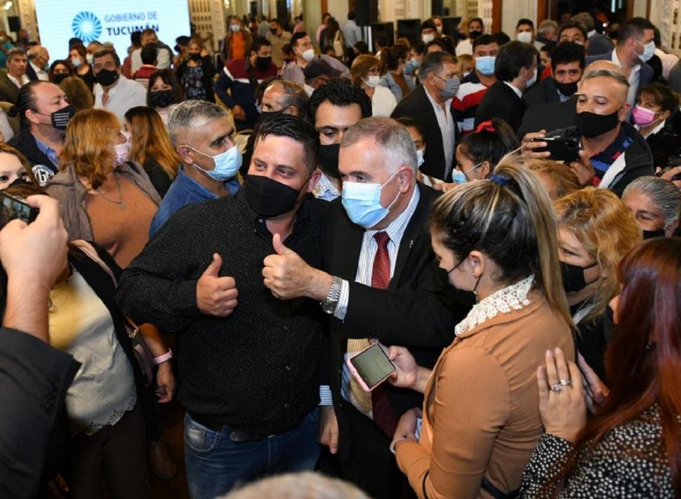 Jaldo firmó los contratos para empezar las obras de viviendas en Capital y Río Seco