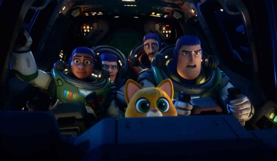 Lightyear ya fue censurada en 14 países por un beso lésbico