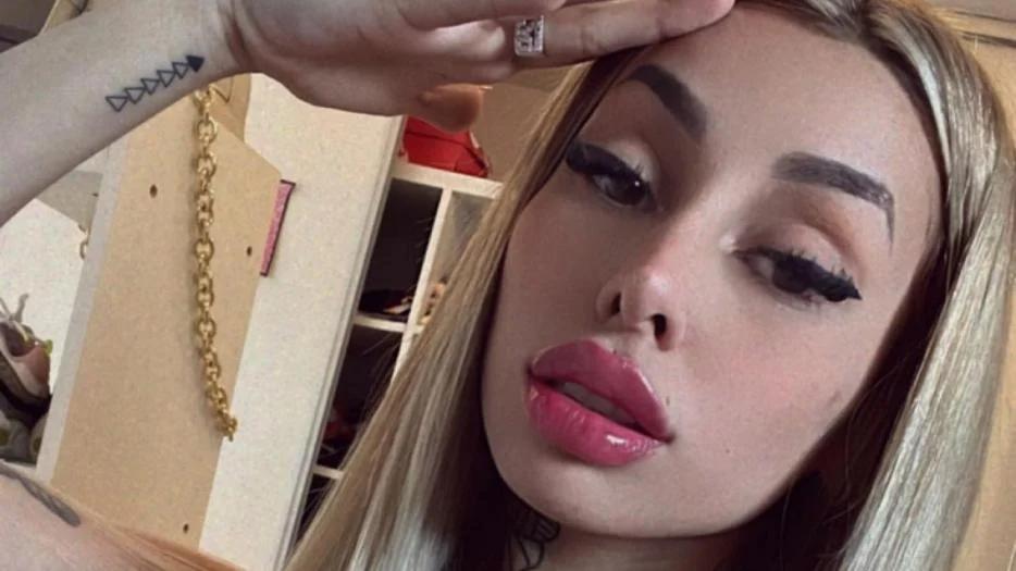 Tamara Báez se filmó realizando una peligrosa maniobra manejando bajo la lluvia