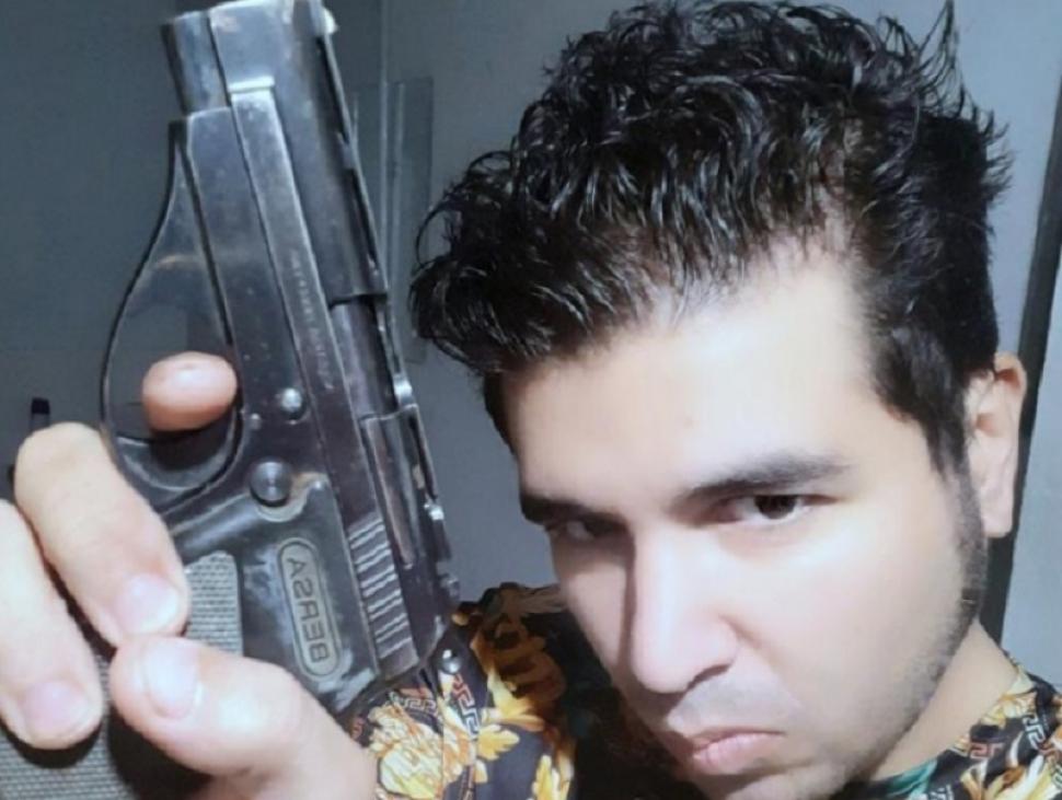 Sabag Montiel tenía en su celular un video en el que está manipulando el arma