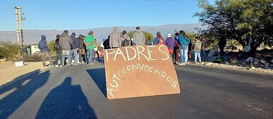 Reclamo por la educación: padres de los Valles Calchaquíes bloquean la Ruta 307