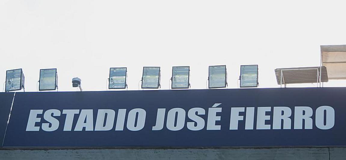 El estadio José Fierro se moderniza con la instalación de nuevas luminarias de alta tecnología