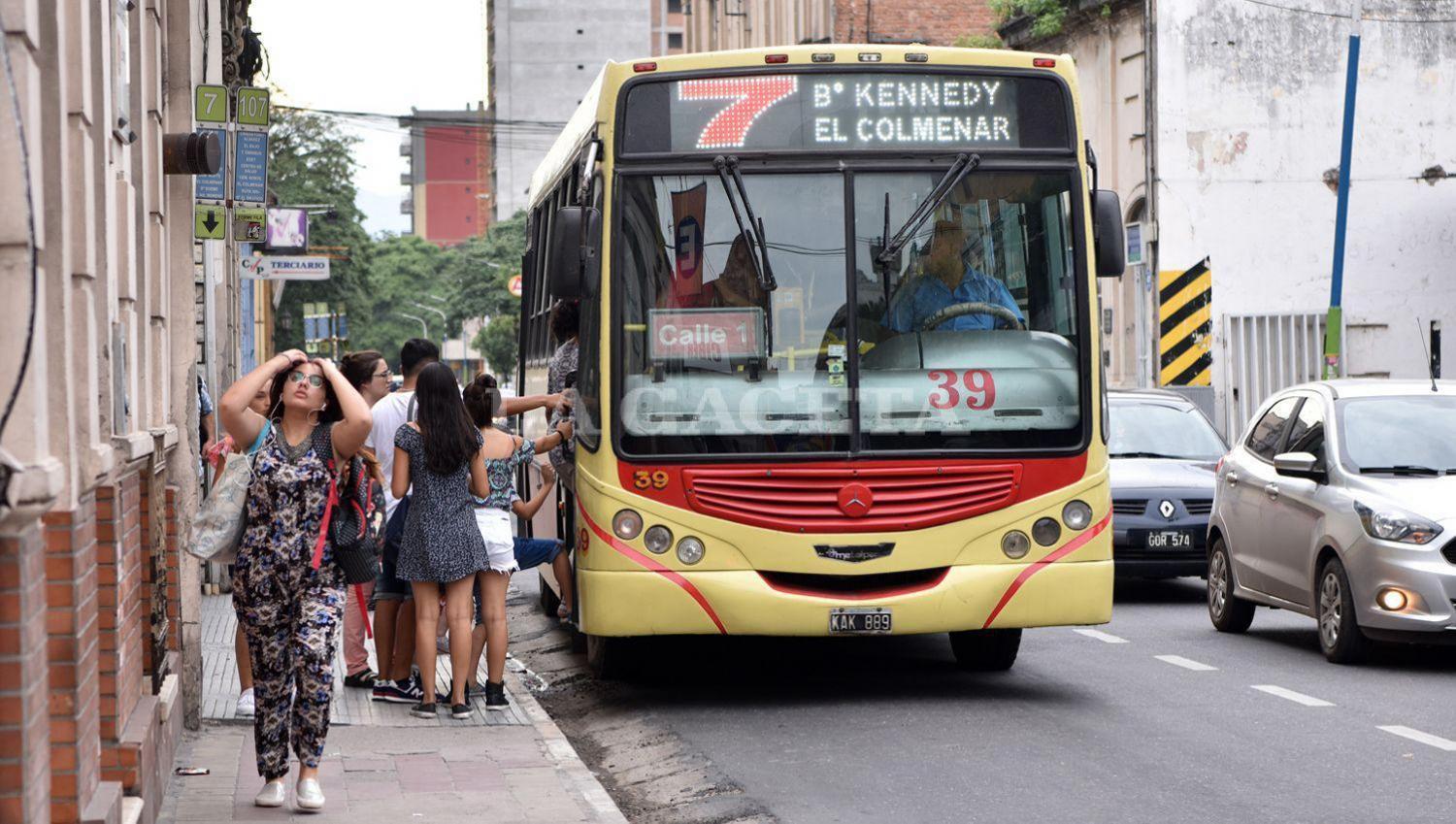 Hubo acuerdo y se levantó el paro de colectivos en Tucumán