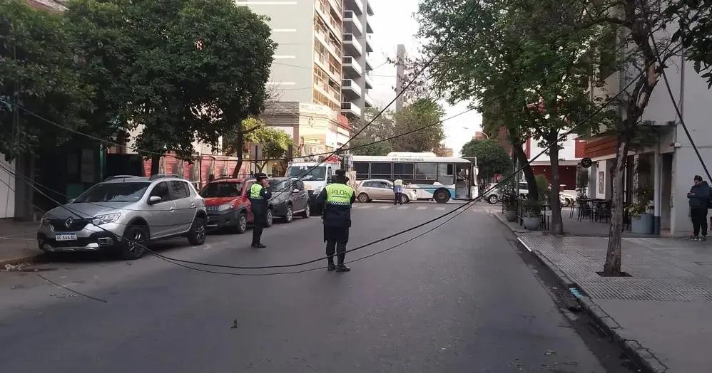 Cayó un tendido eléctrico y obligó a cortar el tránsito en calle Virgen de la Merced