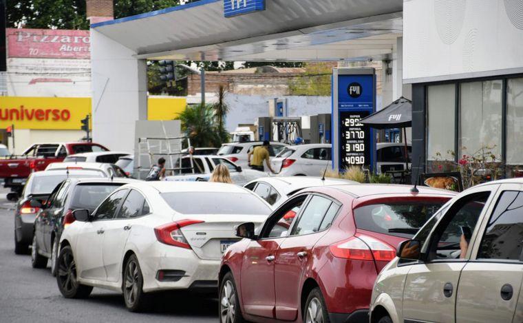 Escasez de combustible: los empleados van al paro y culparon a las empresas por el desabastecimiento
