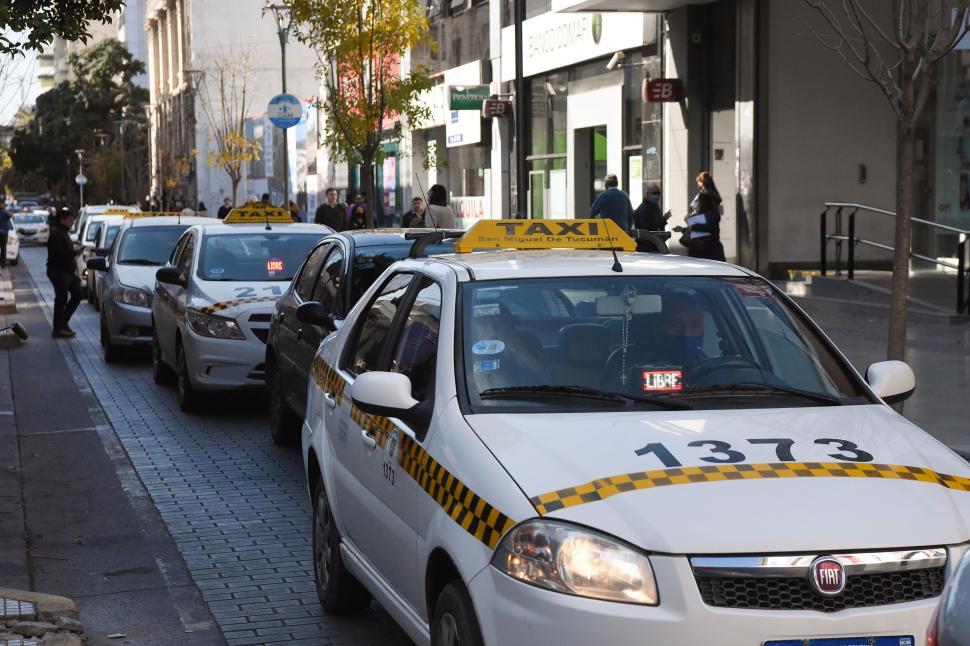 Evalúan subir las tarifas de colectivos y de taxis en Tucumán: a cuánto se irían