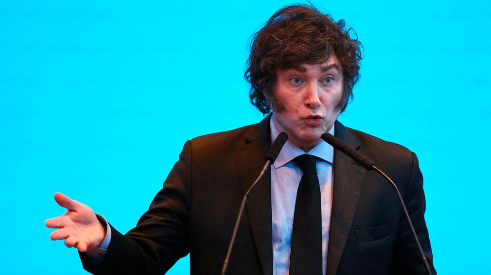 Milei aseguró que frenará la emisión de pesos y pidió a la población sacar “los dólares del colchón”